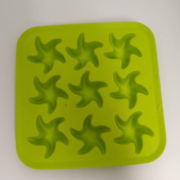 Lot of 6 Ice Cube Trays /Candy Molds Hearts-Chess-Cactus- Fish, Stars, Clam NEW - Picture 6 of 7